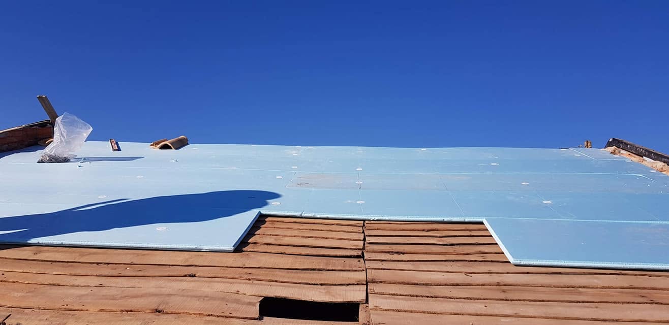 Isolamento térmico aplicado em cobertura de madeira