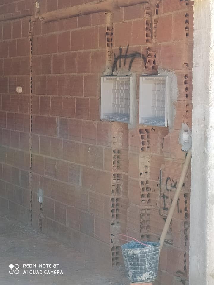 Execução de infraestrutura eléctrica em parede de alvenaria